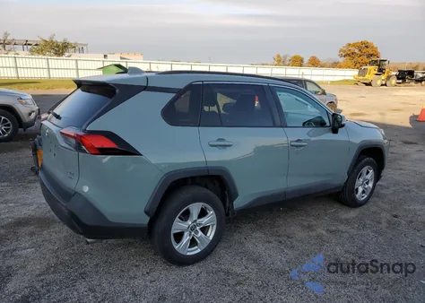 2021 Toyota Rav4 Xle z USA, uszkodzony, nr VIN 2T3P1RFV6MW211496